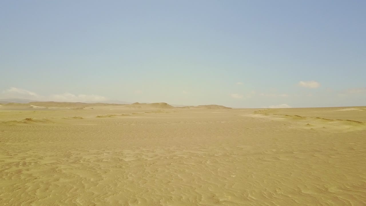 페루의 모래 언덕 위의 공중 드론