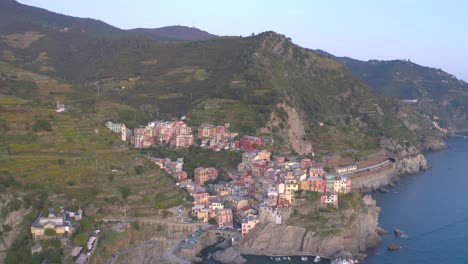 Vuela-Por-Encima-De-Los-Paisajes-Icónicos-De-Cinque-Terre-Con-Estas-Fascinantes-Tomas-De-Drones.