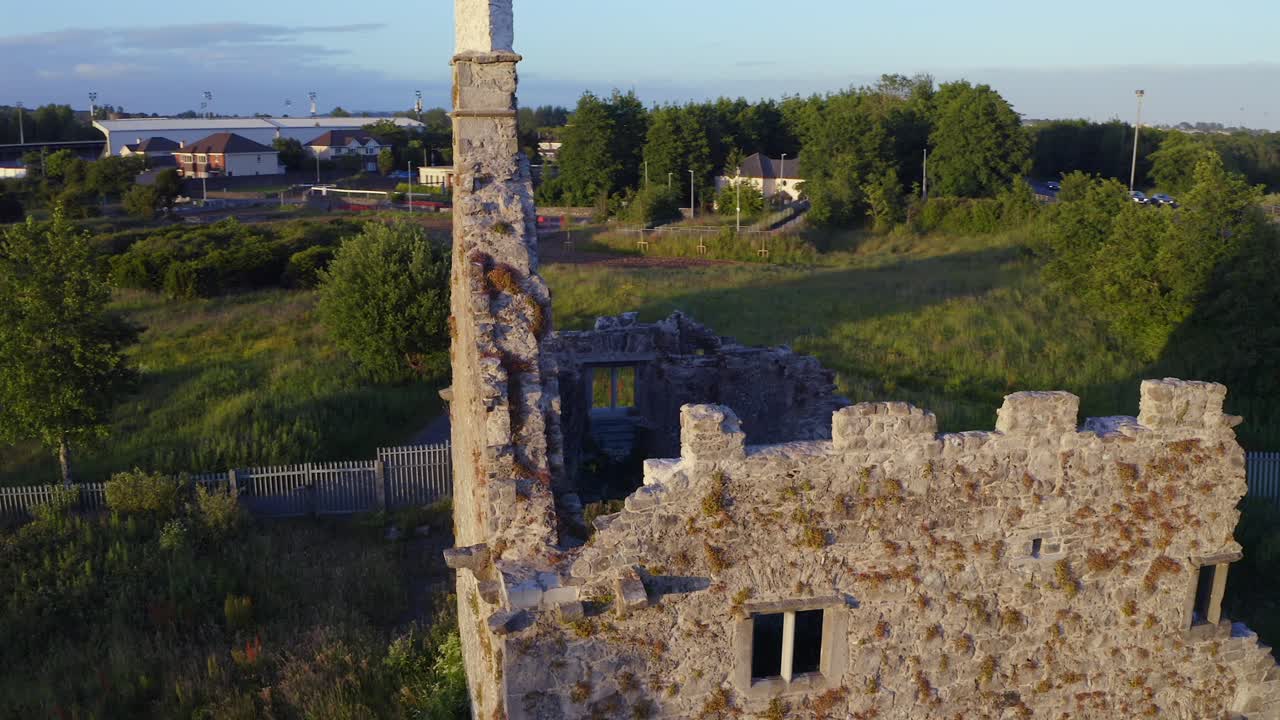 órbita sobre el castillo de terryland en el río corrib, galway irlanda como la luz del atardecer ilumina las paredes de ladrillo