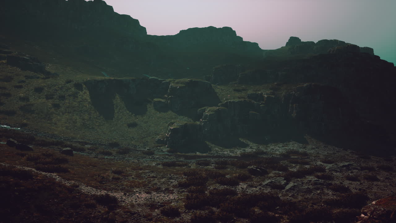 impresionante paisaje montañoso con acantilados rocosos y vegetación exuberante