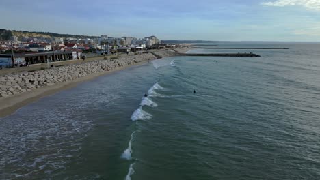 una foto de un drone de un tipo haciendo surf.