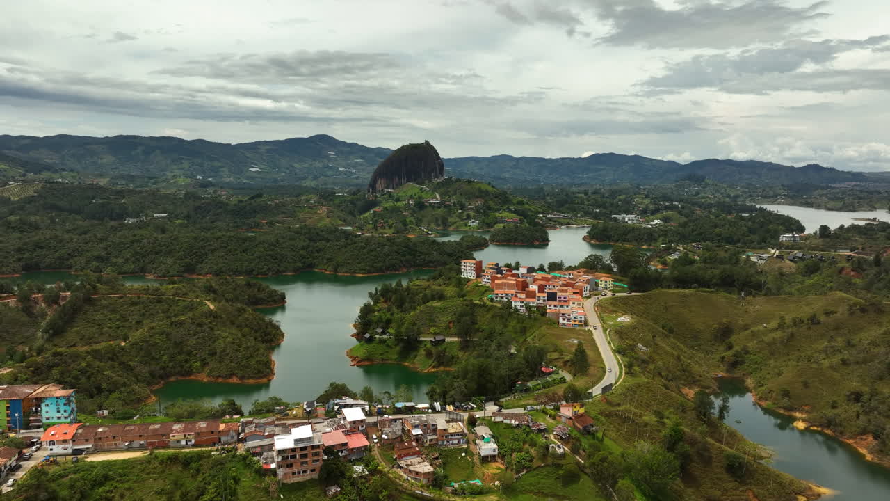 Vista aérea sobre uma cidade, em direção ao monólito, em Guatapé, Antioquia, Colômbia