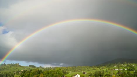 doble arcoiris en las montañas