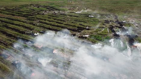 Bauer-Räumt-Den-Müll-Am-Offenen-Feuer-Weg.