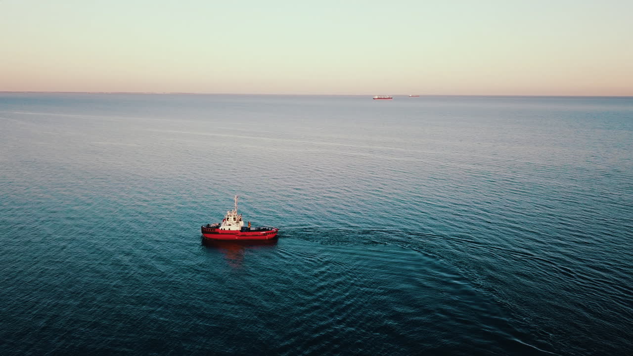 drone volando sobre el barco de pesca navegando en el mar al atardecer
