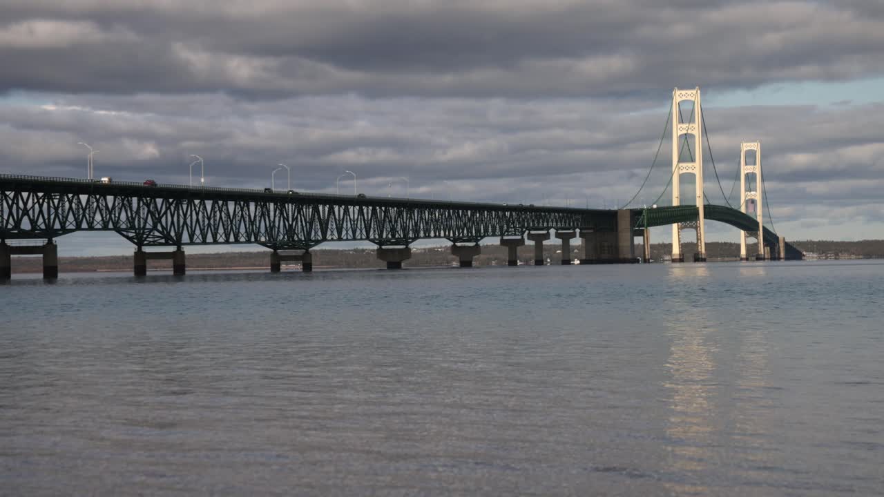 미시간 주 매키 해협에 있는 매키 다리의 타임 스 영상, 차량이 지나가고 구름이 움직이는 모습