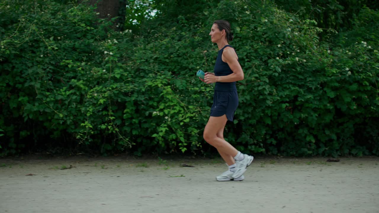 Donna che corre in un parco
