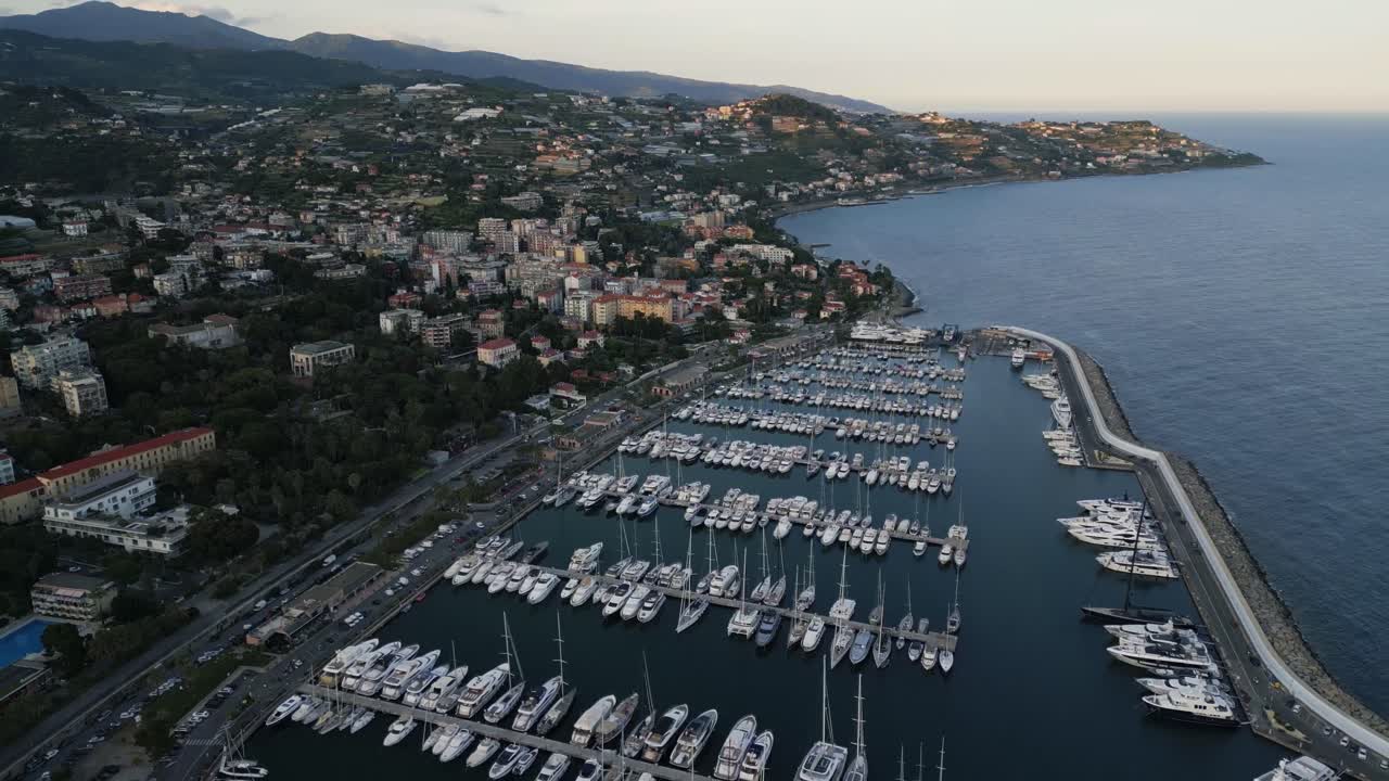 Veduta Aerea di una Cittadina Costiera e di un Porto Turistico al Crepuscolo