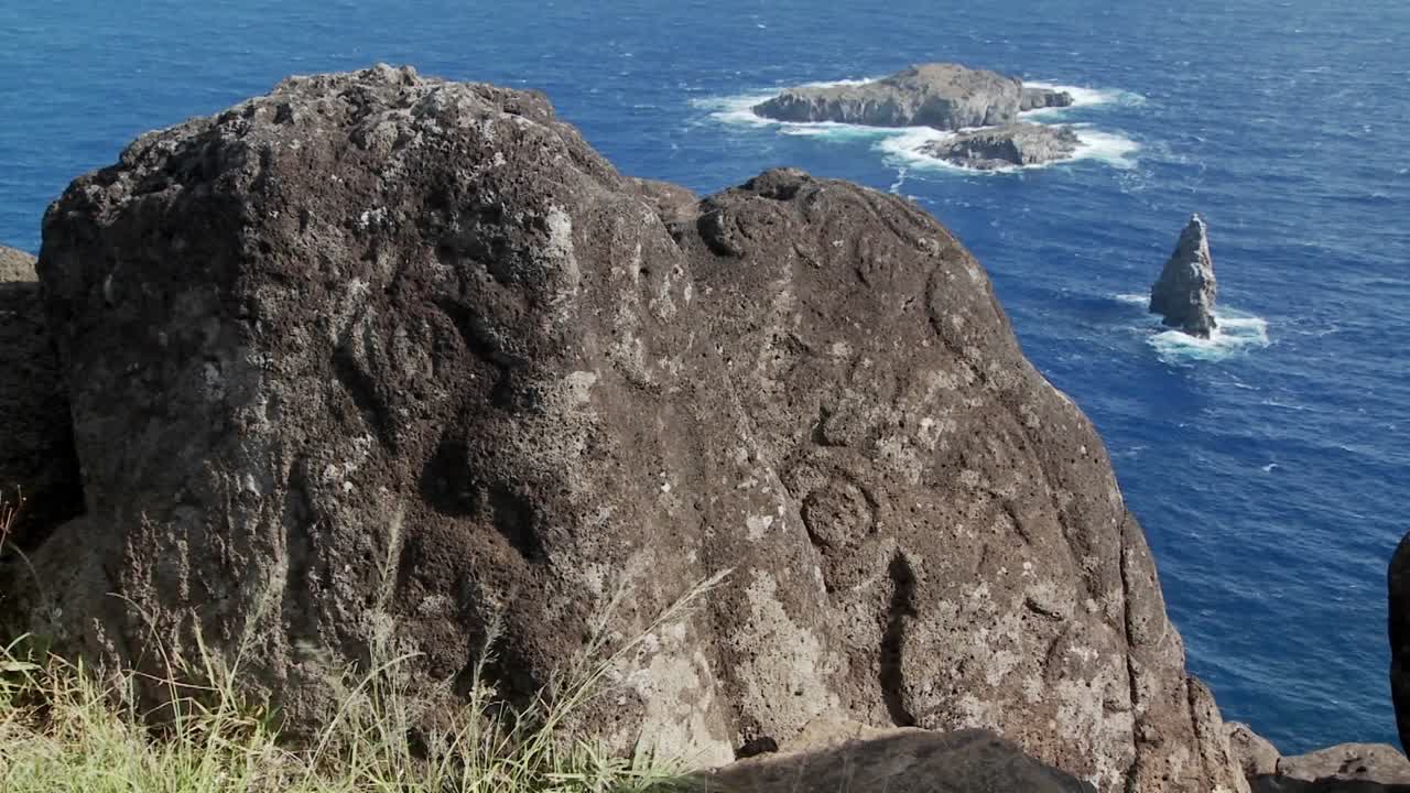 신비한 돌 조각은 이스터 섬의 새잡이를 위한 전망대를 장식합니다.