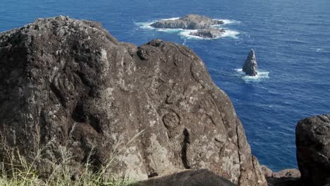 misteriosas tallas de piedra adornan un mirador para los hombres pájaro en la isla de pascua
