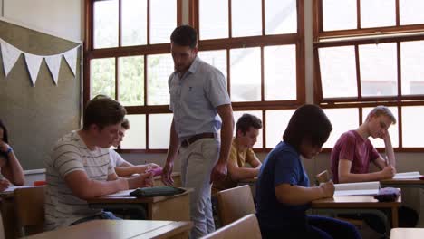 Adolescentes-En-Un-Aula-Escolar.