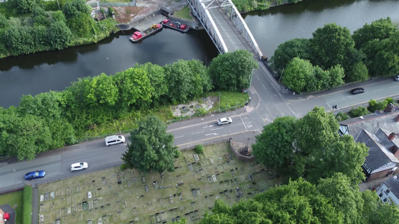 живописный вид с воздуха над причудливой деревенской деревней церковь кладбище вид с высоты птичьего полета над водным каналом