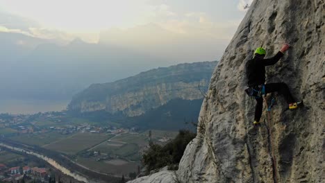 un amigo mío, escalando la ladera de una montaña en el norte de italia