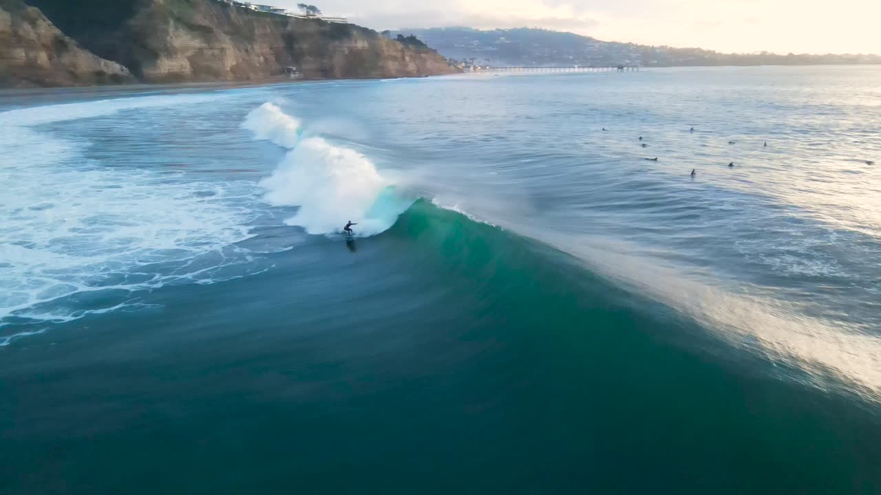 olas limpias rompiendo en la playa de los negros