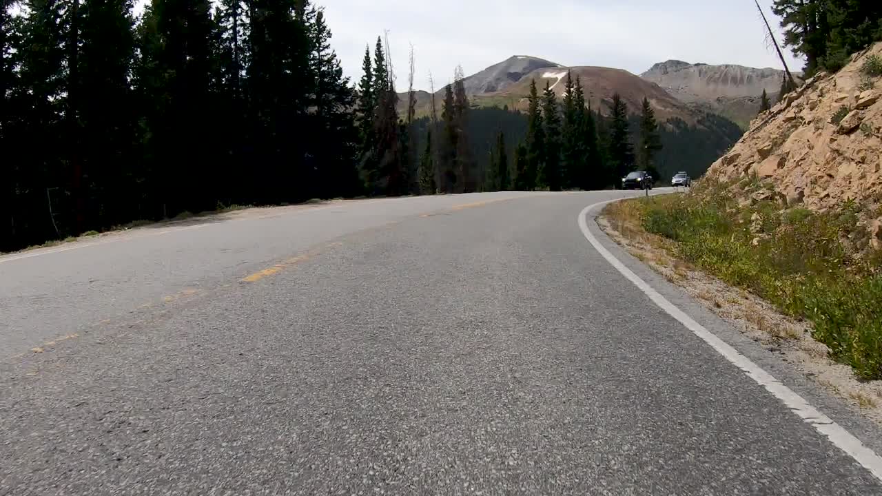 La cima del passo dell'Indipendenza mentre la strada inizia la sua discesa.