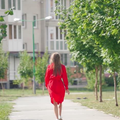 woman posing outdoor in the city