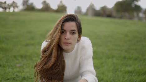 una mujer en un parque.