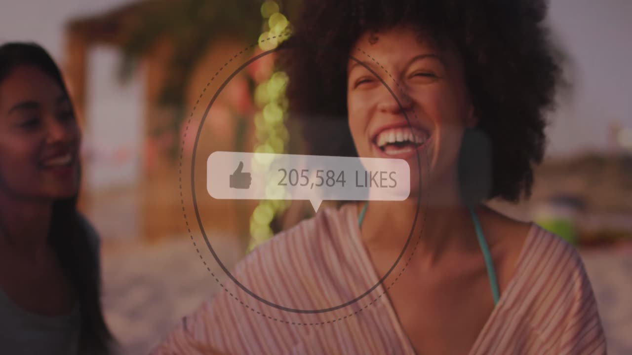 como iconos con números crecientes contra la mujer afroamericana sonriendo en la playa