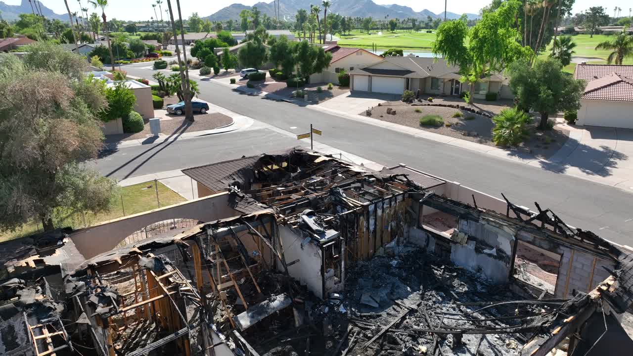 incendio en una casa en el barrio del country club de arizona.