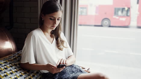 mujer de negocios atractiva piernas sexy usando teléfono móvil inteligente café viajeros de la ciudad en el fondo