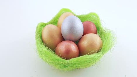 huevos de pascua coloridos en un nido