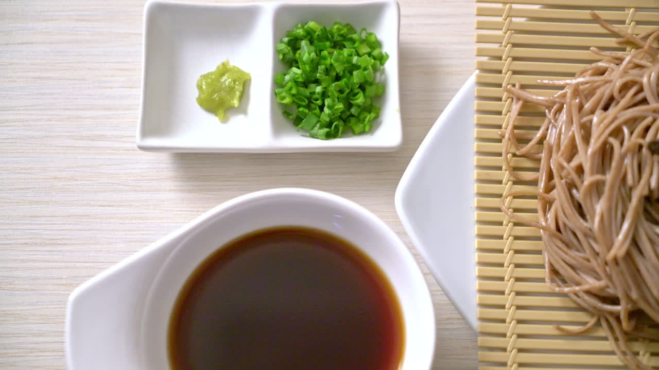 차가운 메밀 소바 또는 자루 라면 - 일식 스타일