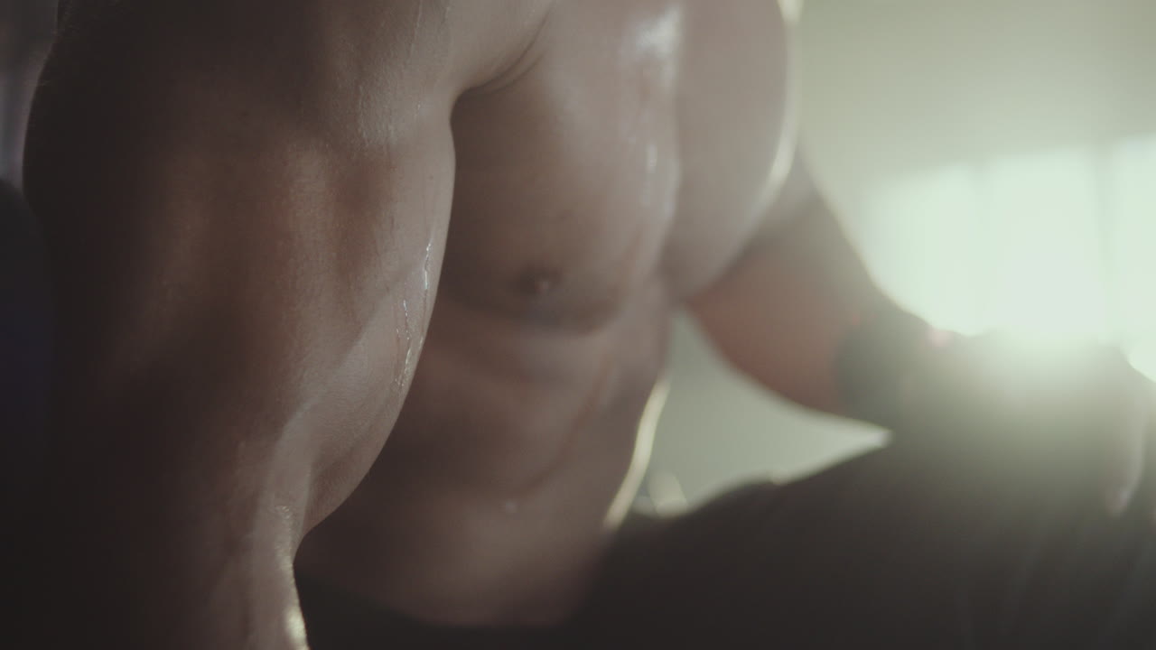 체육관에서 밖으로 일하는 남자