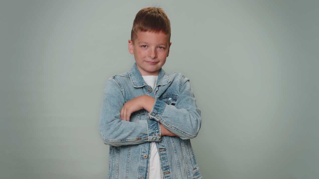 encantador niño alegre aprueba la sugerencia, sacudiendo la cabeza con aprobación, satisfecho con el buen trabajo, como