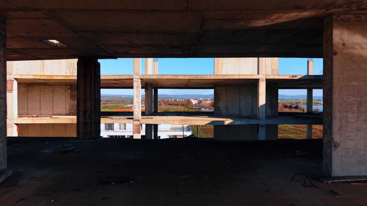 Voando pelo prédio em construção. Área residencial pitoresca na orla marítima ao fundo