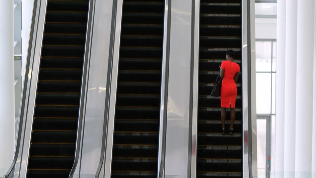 4k 에스컬레이터에서 휴대폰을 사용하는 사업가