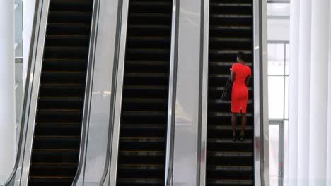 Geschäftsfrau-Benutzt-Mobiltelefon-Auf-Rolltreppe-4k