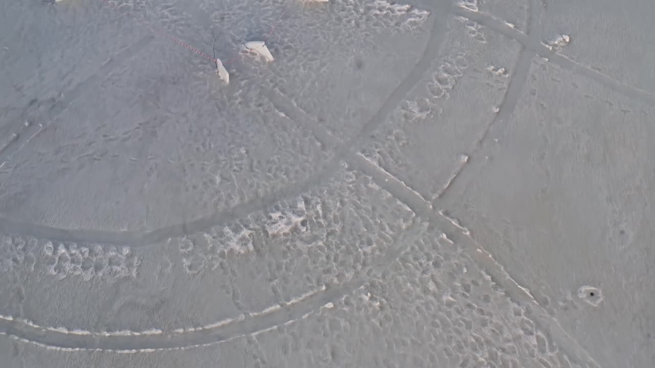 겨울에 niedzica 성 근처에 빨간색 장벽 테이프가 있는 얼어붙은 호수 czorsztyn에 큰 바위가 떨어집니다.