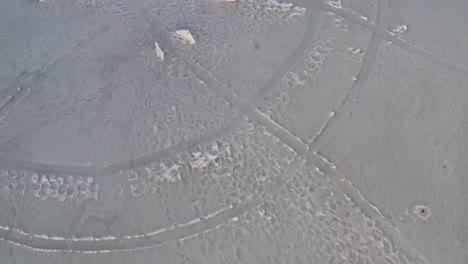 gran caída de rocas en el lago congelado czorsztyn con cinta de barrera roja cerca del castillo de niedzica en invierno
