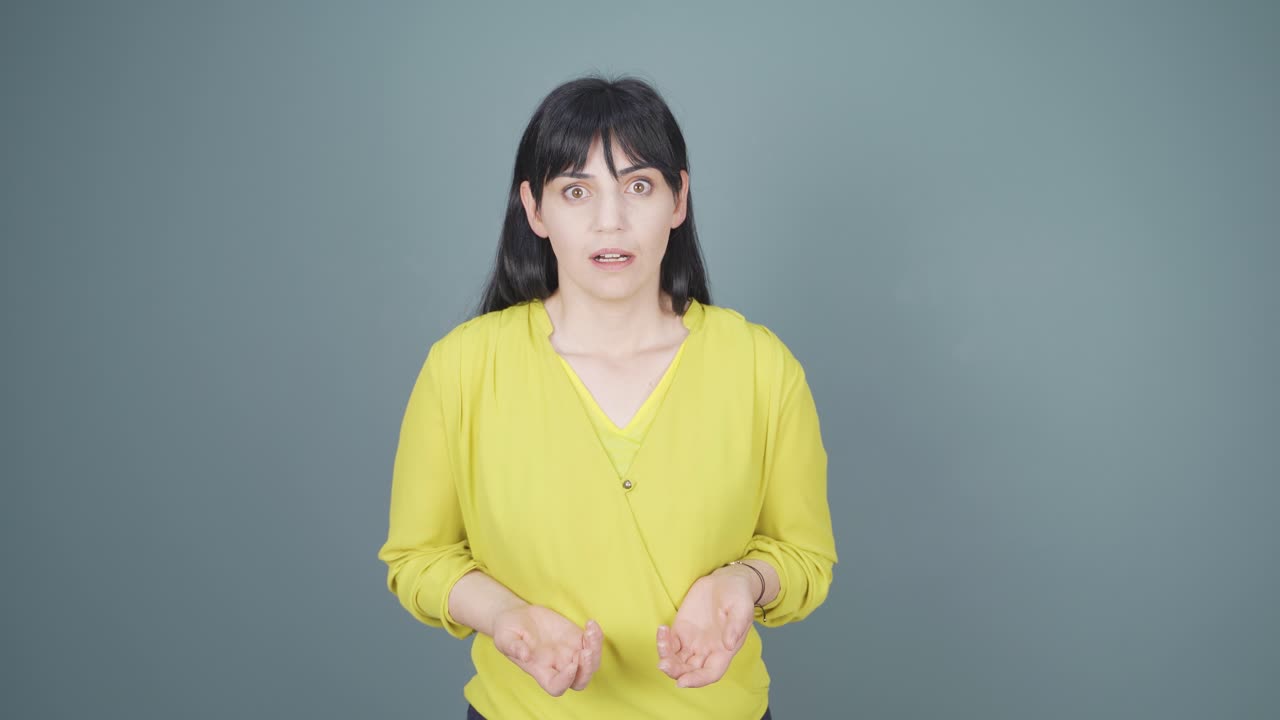 놀라서 카메라를 쳐다보는 여자.