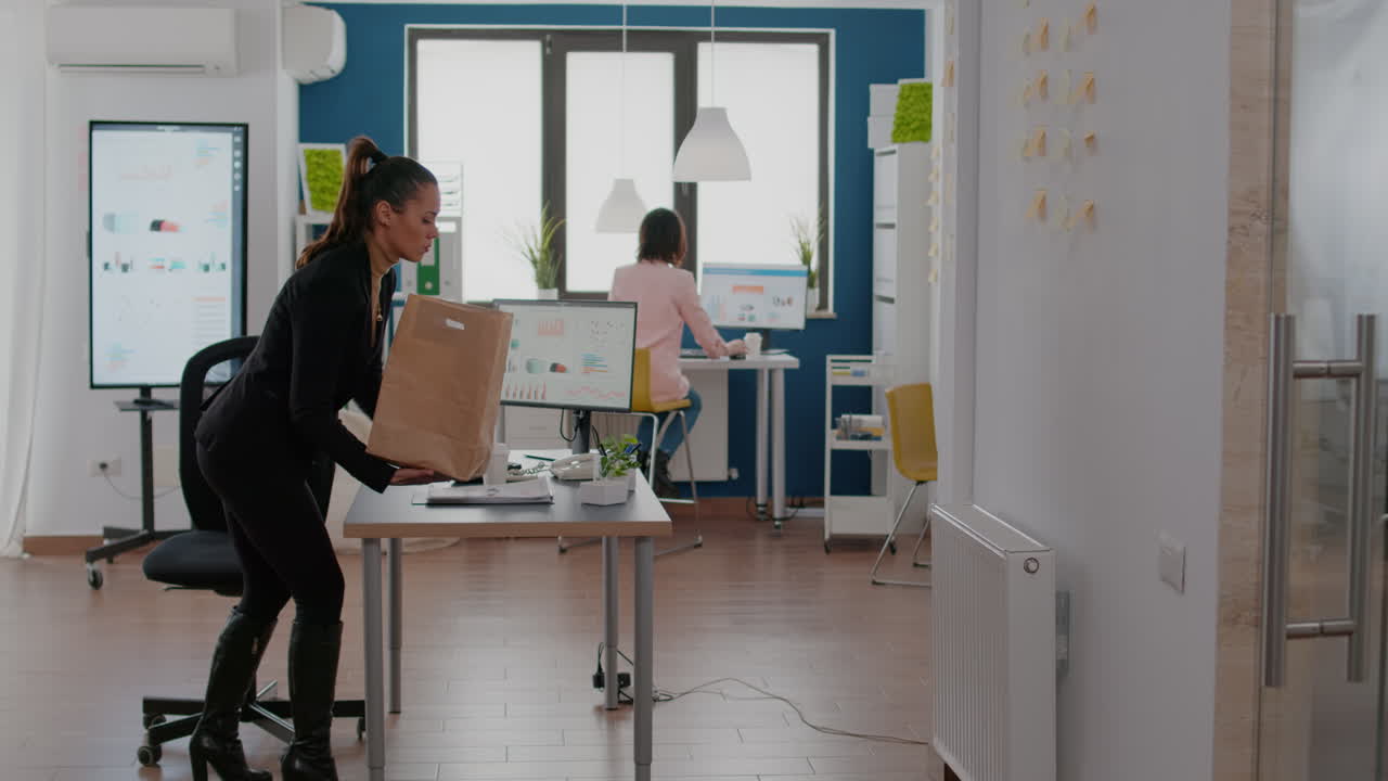 mujer de negocios que sostiene una bolsa de papel para ordenar comida para llevar durante el almuerzo