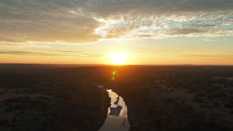 Leuchtendes-Sonnenlicht-über-Dem-Flathead-River-In-Montana-Während-Der-Dämmerung-In-Den-Vereinigten-Staaten