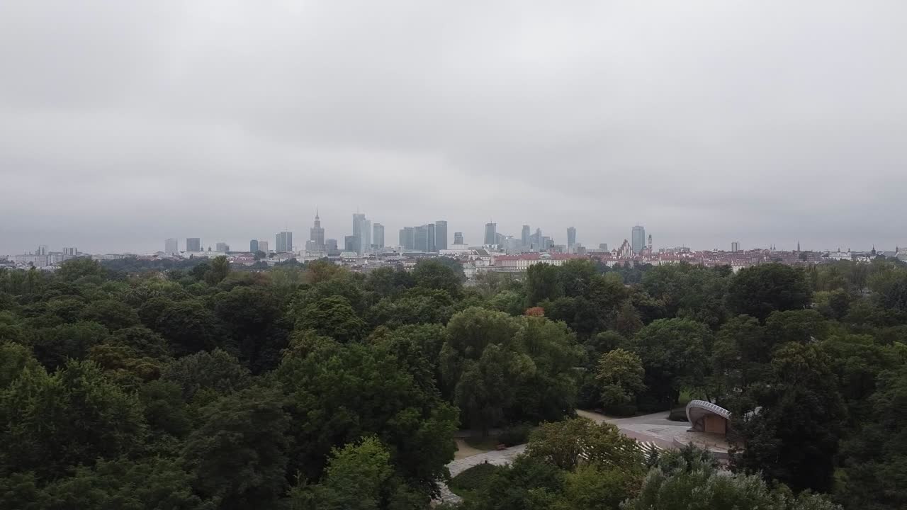 숲 위의 바르샤바 도시 스카이라인의 드론 비디오