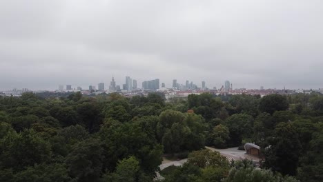 Drohnenvideo-Der-Skyline-Von-Warschau-über-Einem-Wald