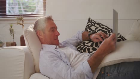 hombre usando una computadora portátil en casa