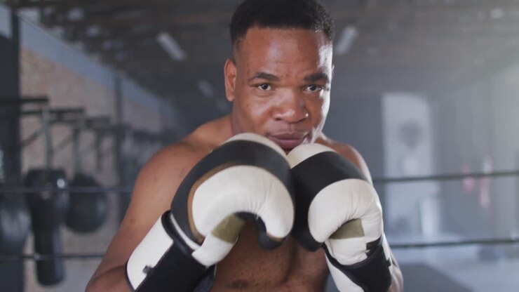 Video di uomo afroamericano atletico che fa boxe in palestra
