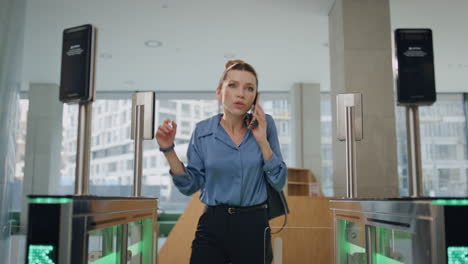 mujer corriendo puertas electrónicas pasando el control de seguridad por smartwatch llamando.