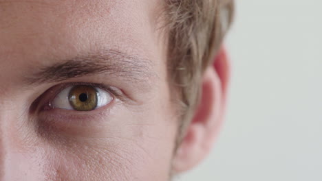ojo verde de hombre de cerca abriéndose despierto iris humano detalle emoción