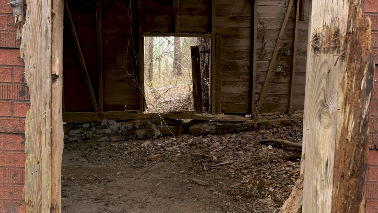 버려진 담배 창고의 오래된 출입구