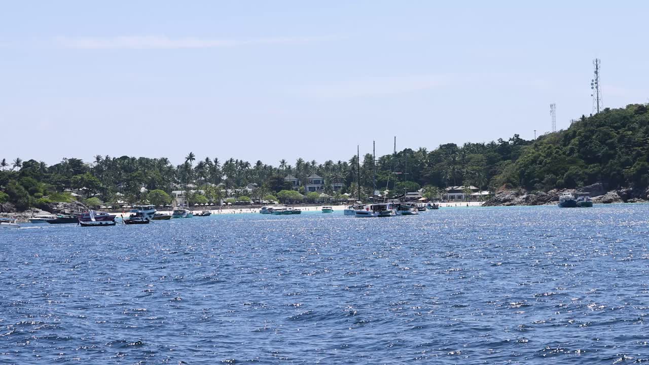 푸켓의 경치가 아름다운 바다를 가로질러 날아다니는 선박