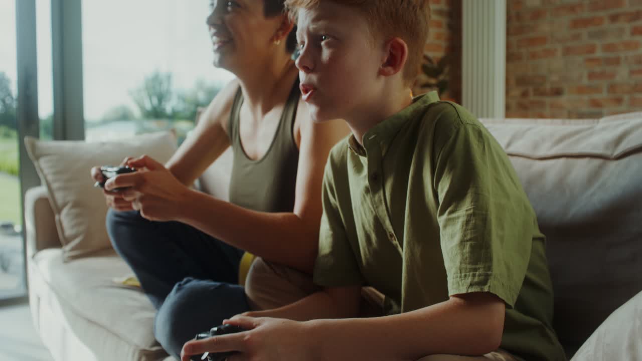Madre e figlio che giocano ai videogiochi