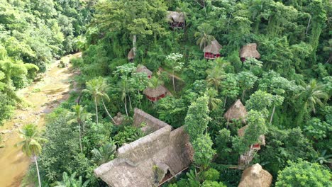 Antenne-Von-Oben-Nach-Unten-Rückwärts-über-Das-Baumhausdorf-El-Valle,-Samana