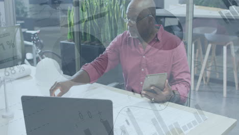 animación del procesamiento de datos financieros sobre un hombre de negocios afroamericano que trabaja en la oficina