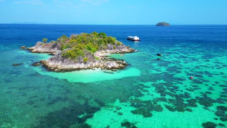 Playa-Acantilado-Rocoso-Isla-Azul-Turquesa-Mar