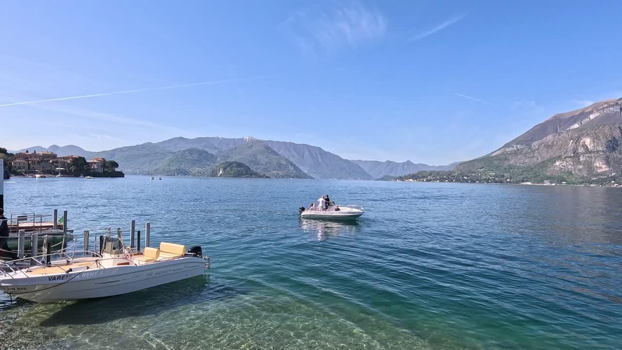 Barca che si muove sul Lago di Como in Lombardia