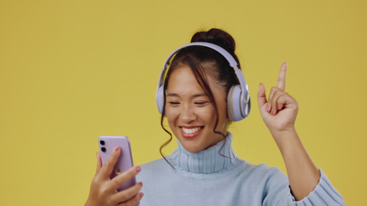 música de baile, teléfono y mujer escuchando el sonido